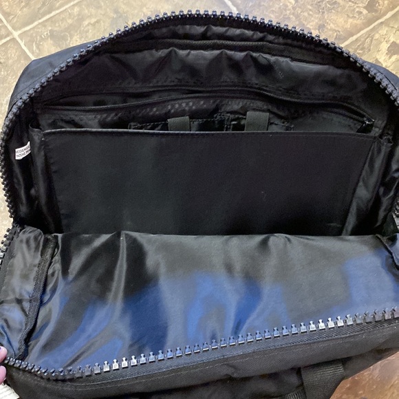 Vaultz Messenger Style Laptop Bag with Combination Lock - Picture 12 of 15